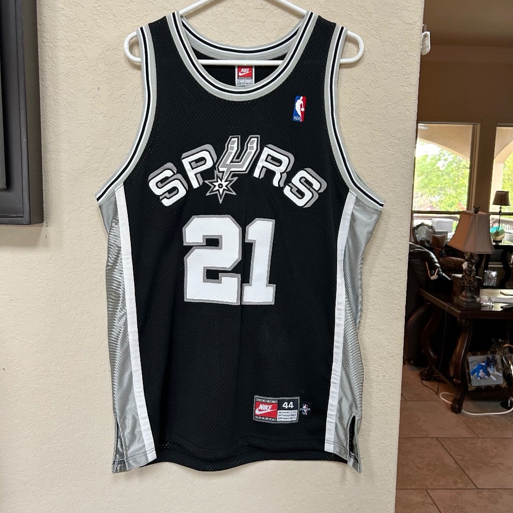 Tim Duncan Authentic Autographed  San Antonio Spurs Jersey.  Nike. Size L. NWT